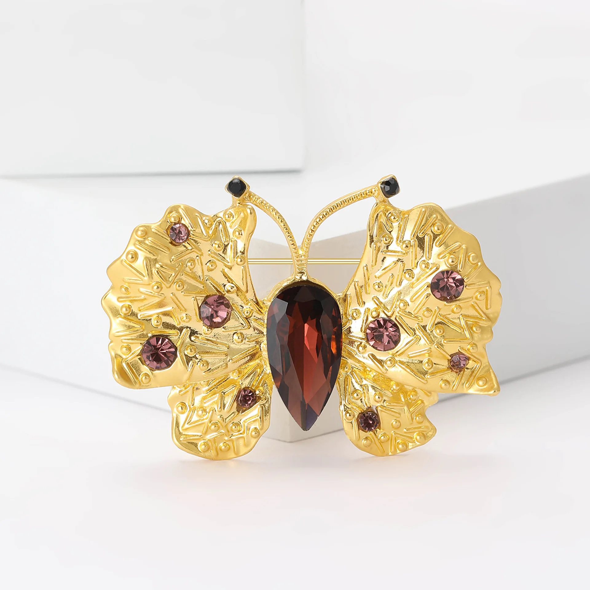 Женская брошь со стразами и золотой бабочкой мужская женская очаровательная