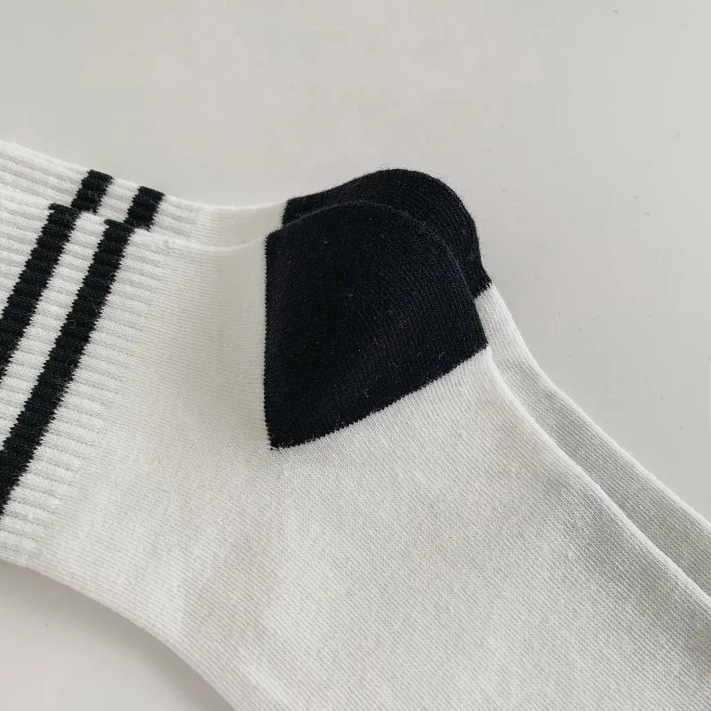 Fashion Trend Cotton Sports Socks 5 Pairs for Women Simple Hip Hop High Quality Cotton Letter Cartoon Black White Sock Lots