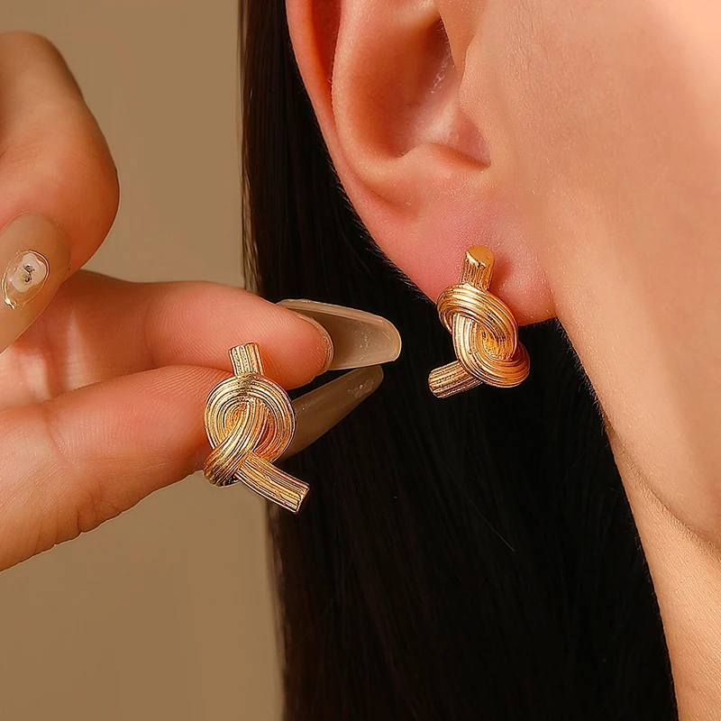 Женские геометрические серьги-гвоздики