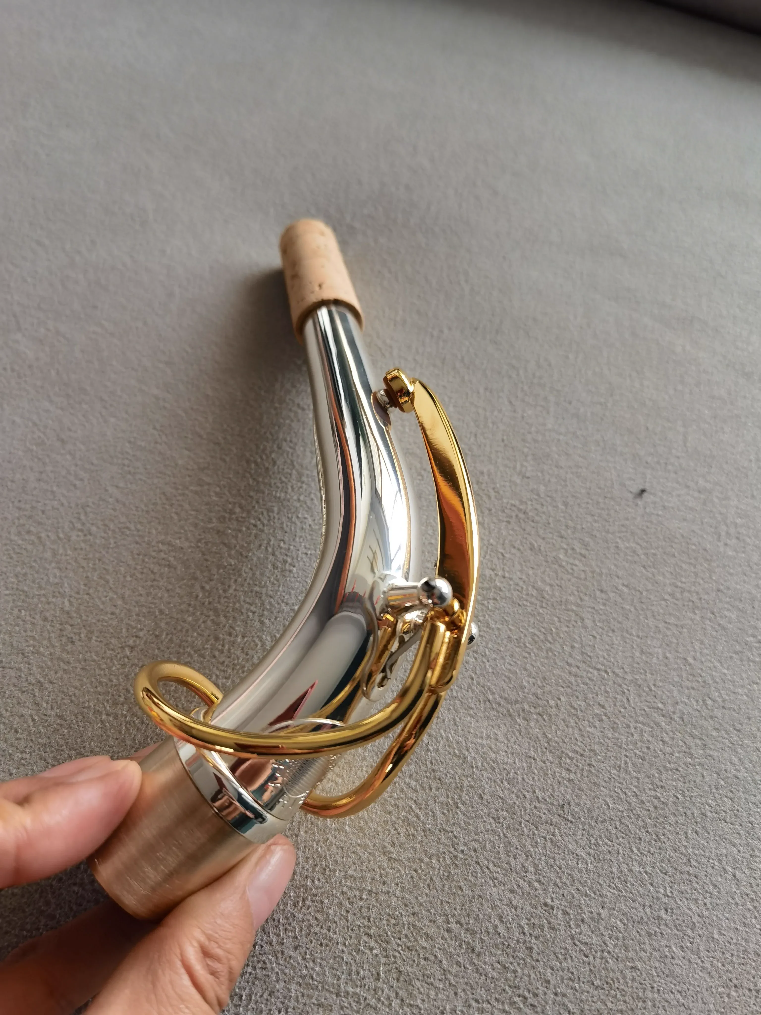 Посеребренный плоский альт-саксофон E с изогнутой шейной нитью и хорошим звуком.