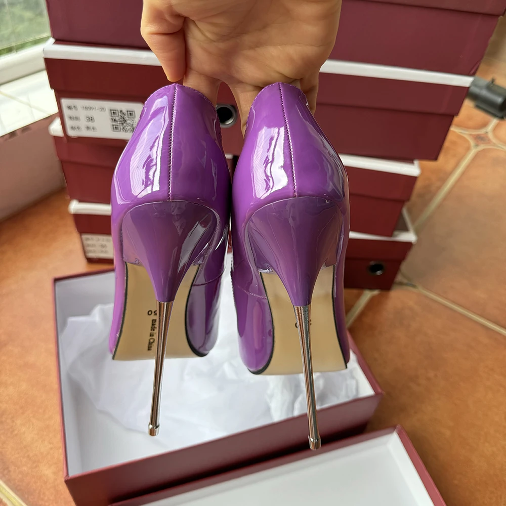 Индивидуальные сексуальные туфли-лодочки на очень металлическом высоком