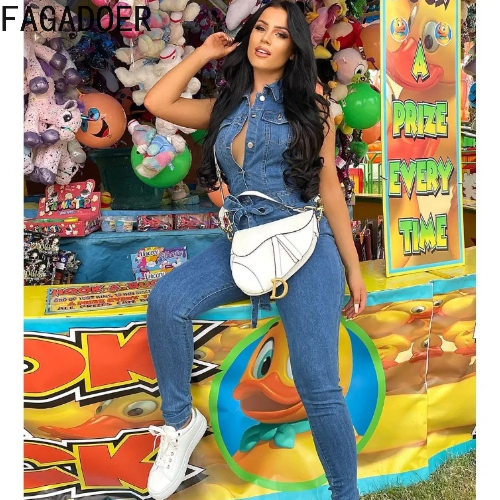 Женский джинсовый комбинезон на пуговицах без рукавов с отложным воротником