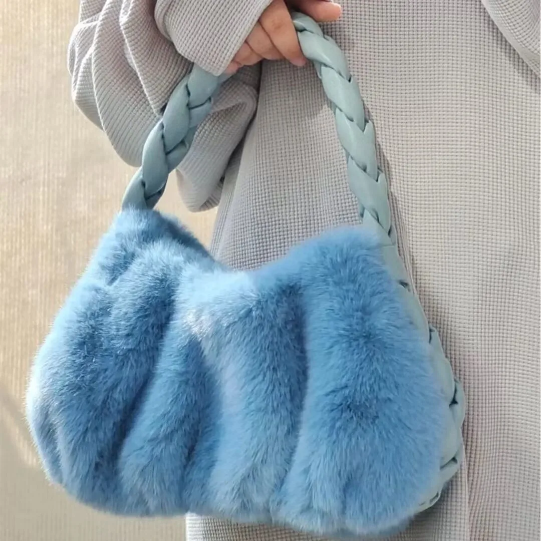 

Soft Woven Handle Fur Bags for Women Fluffy Plush Handbags Winter Warm Faux Fur Bag Fashion Cloud Bag Ruched Shoulder Bag Tote