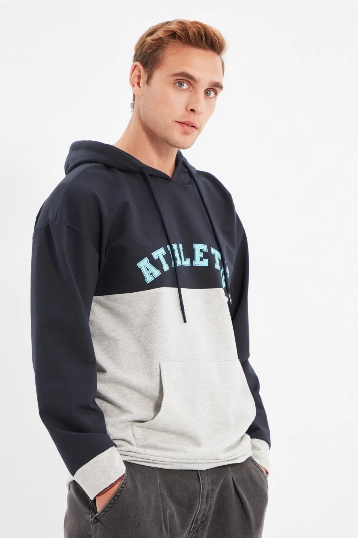 

Trendyol Men 'S Regular Fit Long Sleeve Hooded Sweatshirt TMNAW22SW0760