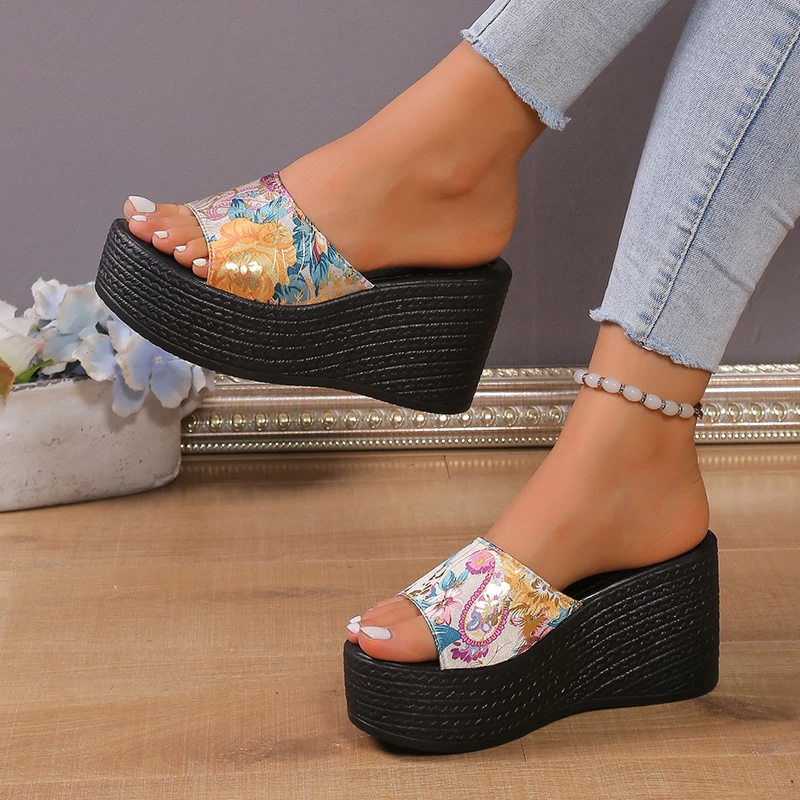 Шлепанцы женские на платформе уличные сандалии танкетке пляжные тапочки для