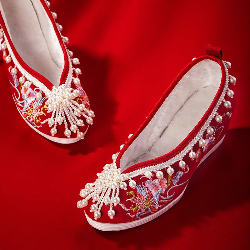 

Original Chinese Traditional Flower Embroidered Pearl Inside Heighten Flat Shoes Women 2022 Autumn Ancient Red Wedding Shoes