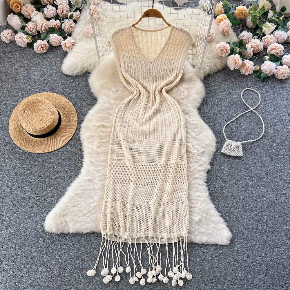 

Летнее трикотажное платье свободного покроя с V-образным вырезом и кисточками