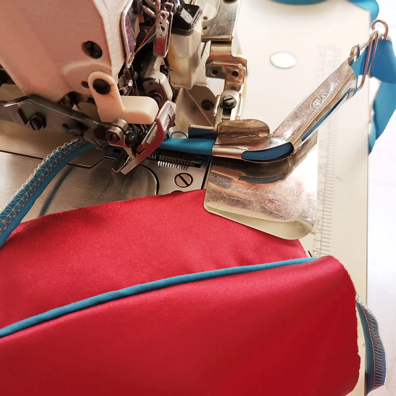 оверлок janome 2040 роликовый шов. оверлок фэмили 545. роликовый шов на оверлоке janome. роликовый шов на оверлоке милоки 204д. ролевой шов.