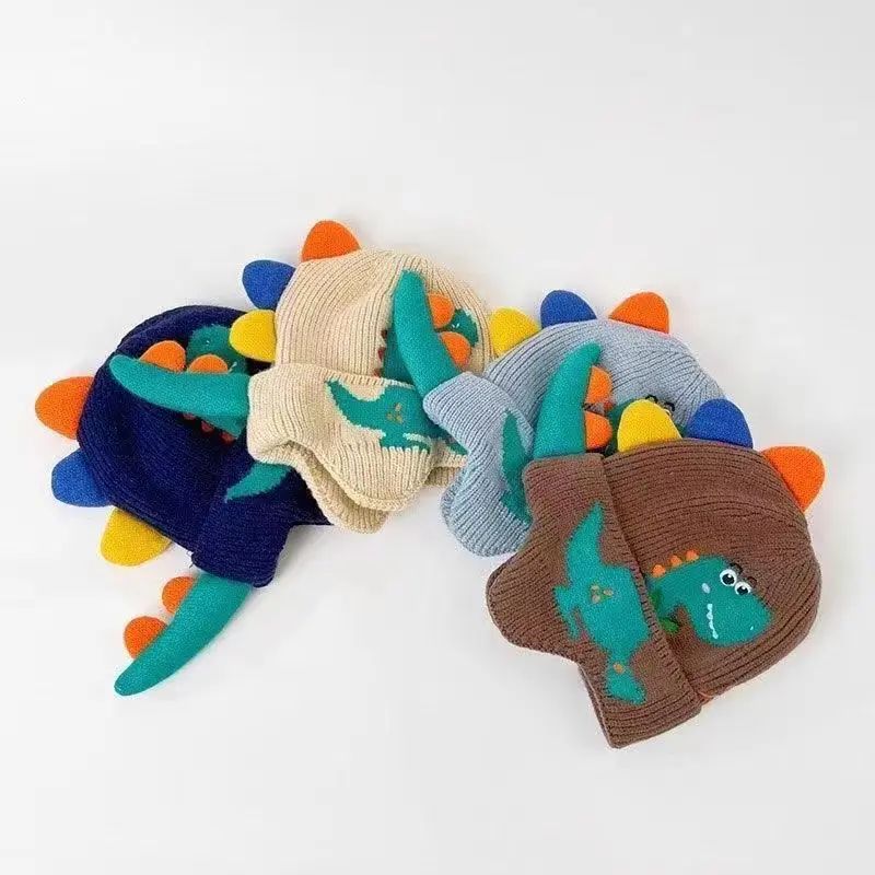 Зимняя детская шапка с 3D динозавром