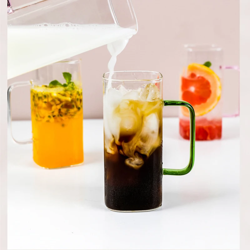 Квадратная кружка с крышками и соломинками