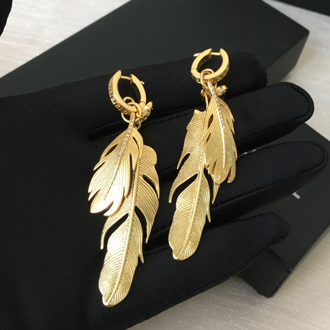 

European and American fashion feather pendant earrings