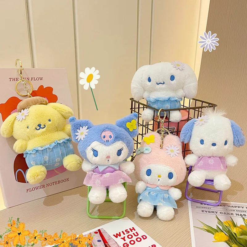 

Anime Hello Kitty Toys Cute Cartoon Daisy Dress Plush Pendant Kuromi Kawaii Doll Bookbags Clothes Pendant Doll Machine Wholesale