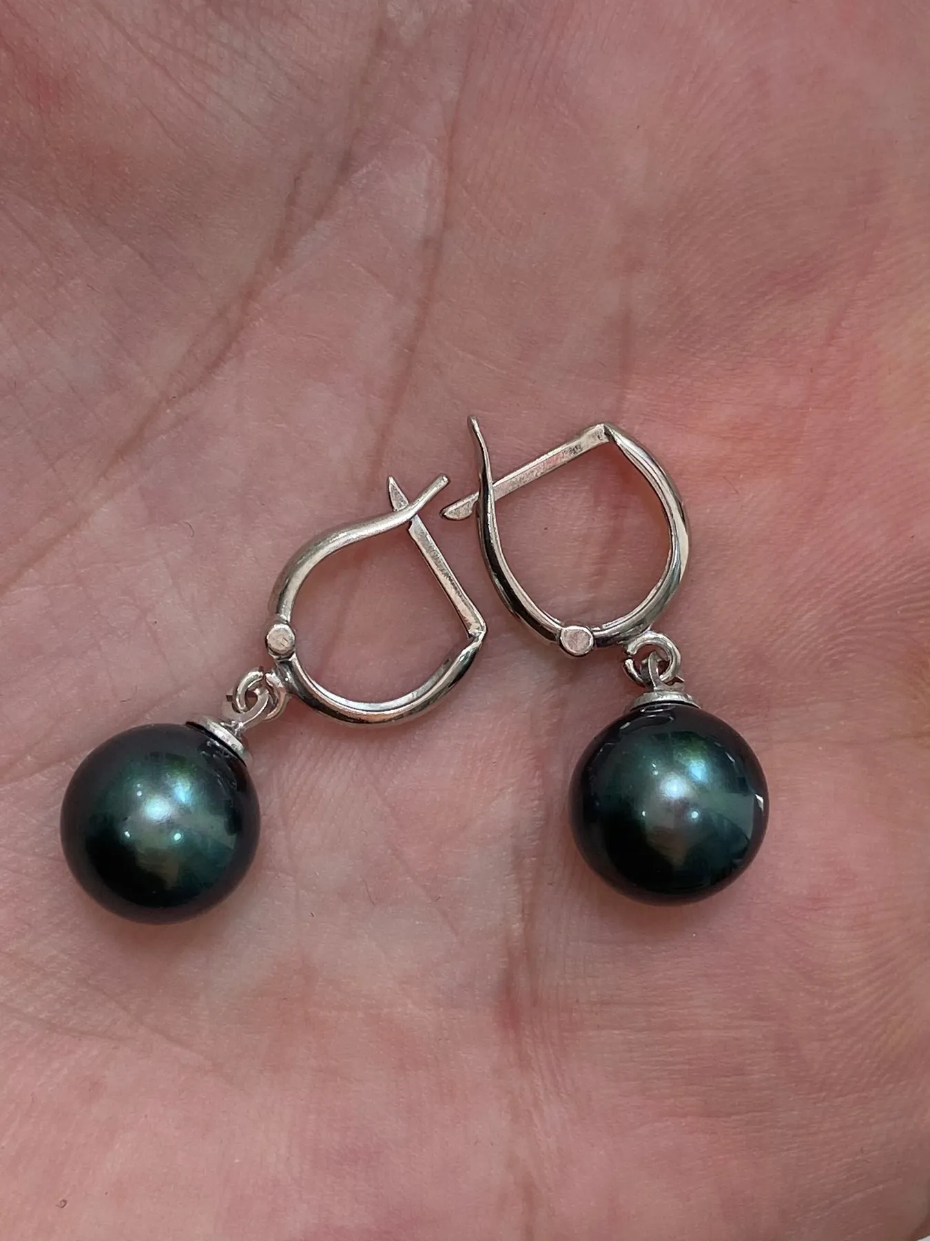 Серебряные круглые темно-серые жемчужные серьги изготовленные из