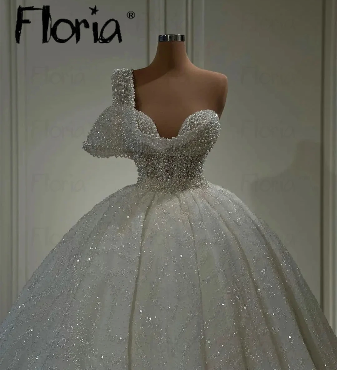 Линия на одно плечо Тюлевое кружевное свадебное платье без рукавов с