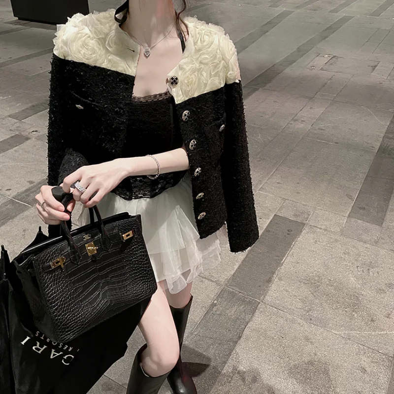 Женское маленькое пальто из очаровательного материала