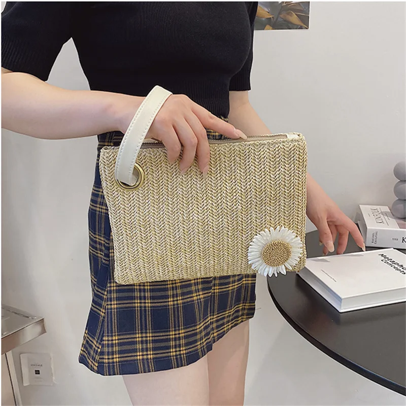 

2023 Summer Women Daily Wristlet Clutch Beach Weaving Lady Zipper Envelope Bag Retro Straw Knitted Hand Bags Flower Wallet Purse