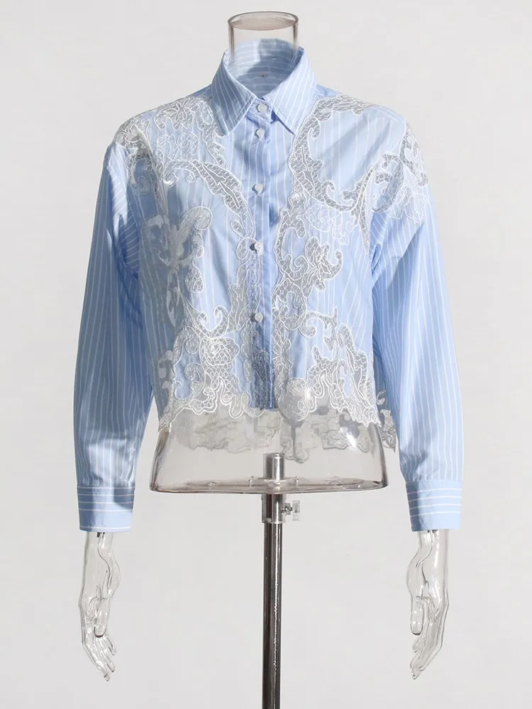 Женская рубашка в полоску TWOTWINSTYLE голубая однобортная блузка составного кроя с