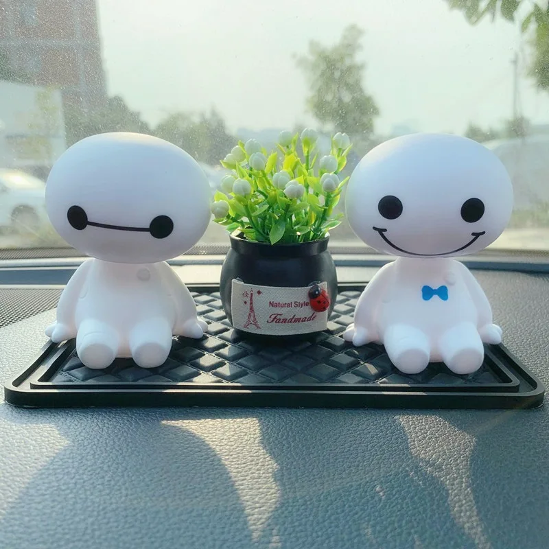

Украшения для автомобиля, Милая Белая кукла-робот с вибрирующей головой, украшения для салона автомобиля, приборной панели, игрушечные аксе...