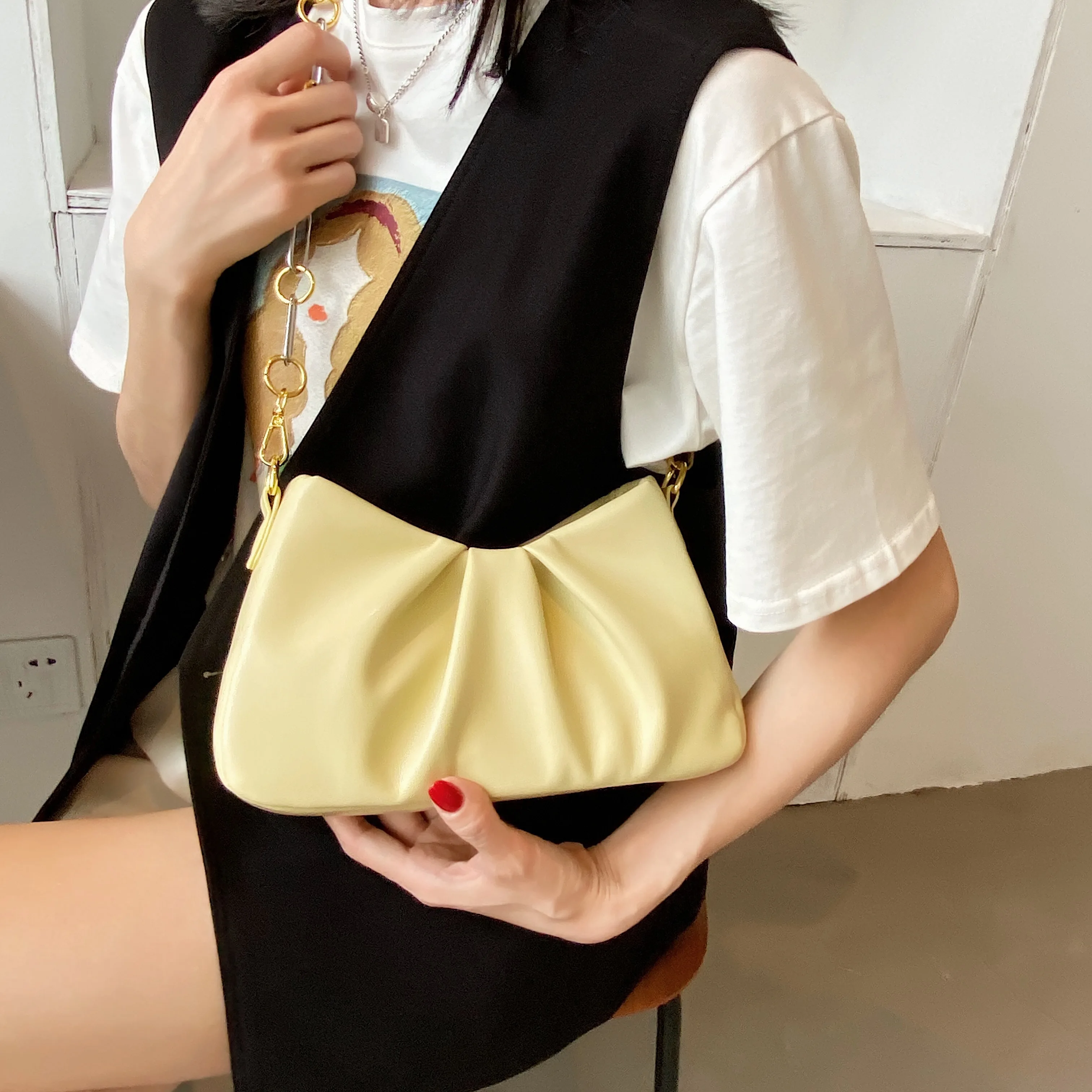 

Маленькие сумки через плечо из мягкой искусственной кожи для женщин, 2021, модная роскошная дизайнерская сумка на плечо с цепочкой, белого и ж...