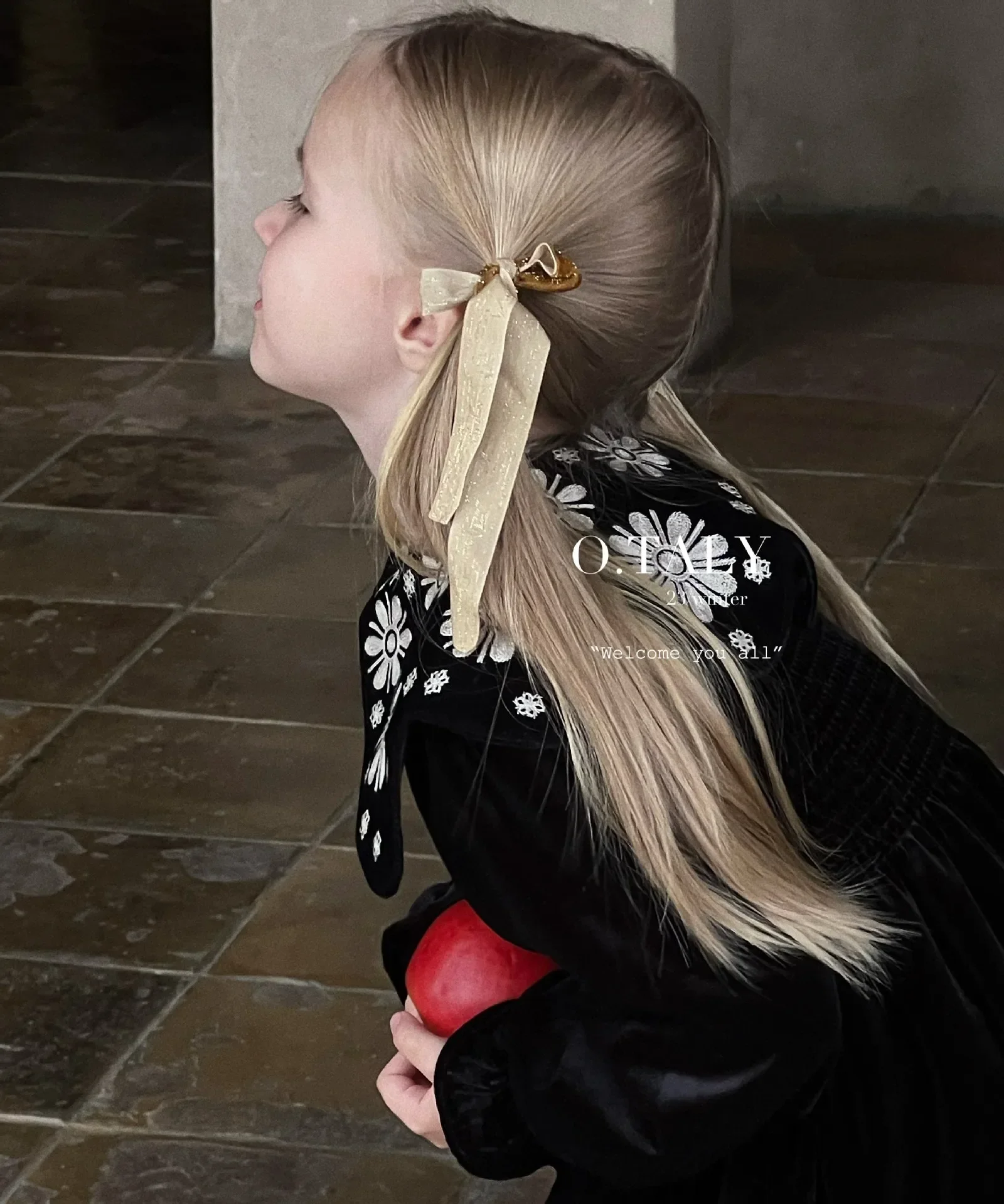 Детское бархатное платье с вышивкой на воротнике