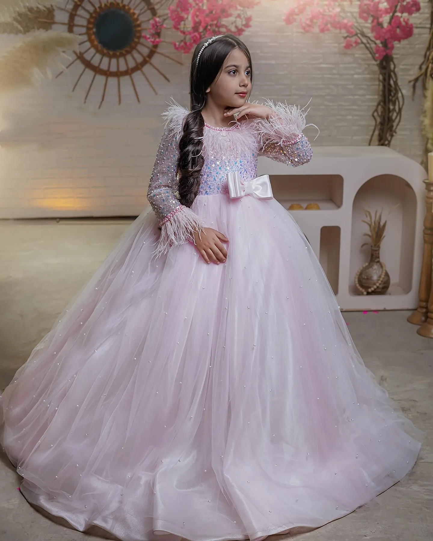 

Blush Pink Feather Flower Girls Dresses For Weddings Sequins Pearls Long Sleeve Birthday Children Dress Girl Pageant Party Gowns