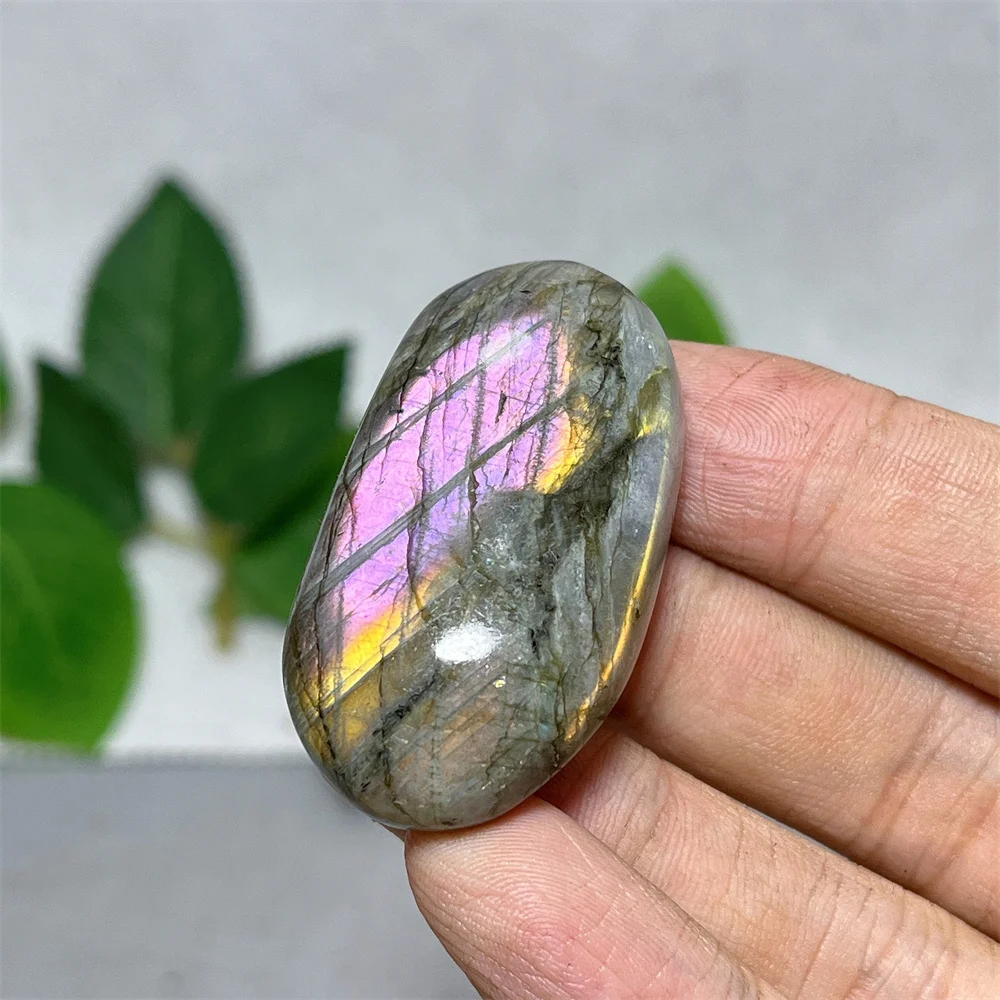 Натуральный кристалл лабрадорит