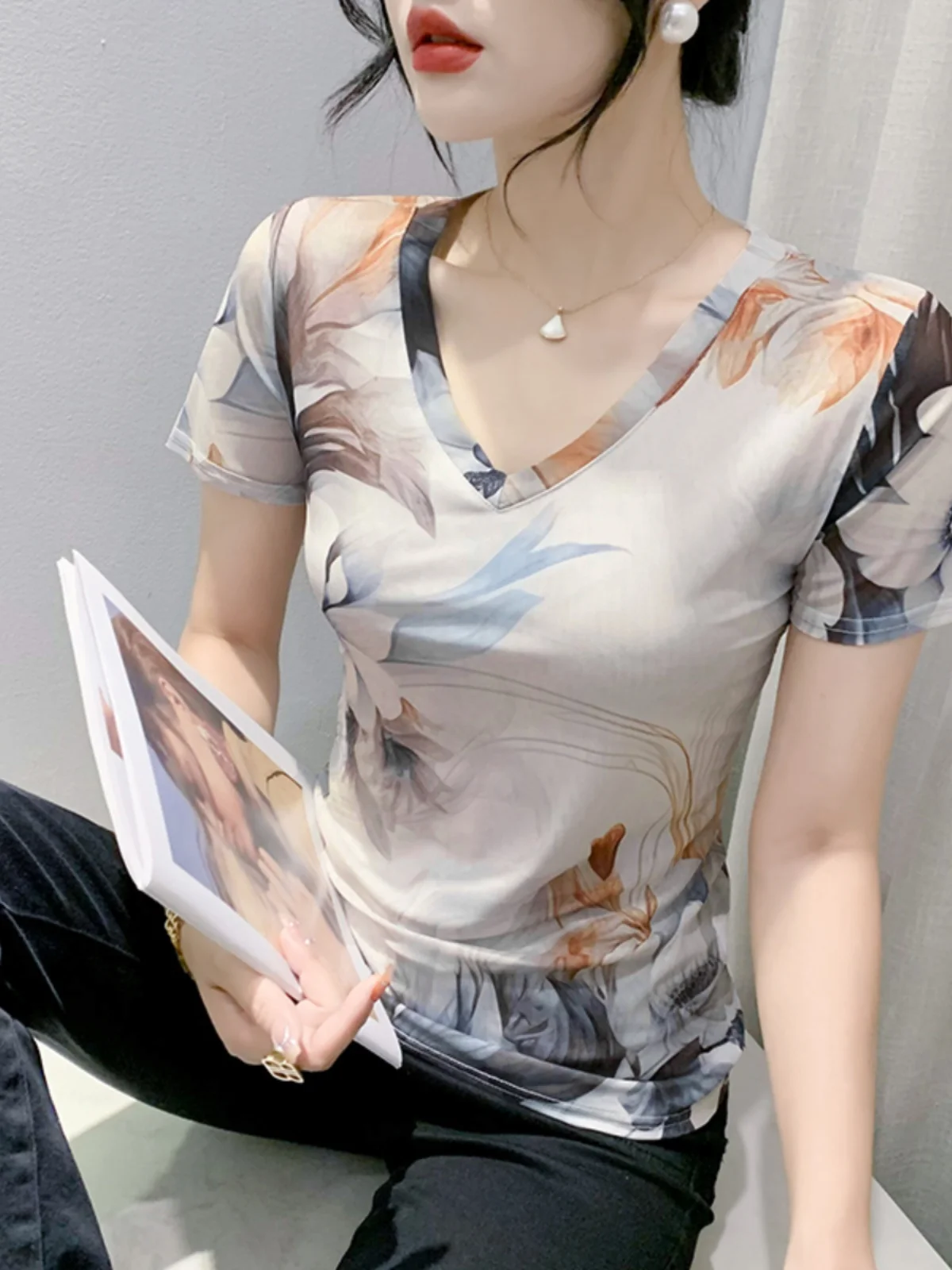 2024 весенняя новая модная сетчатая футболка с v-образным вырезом и принтом женская