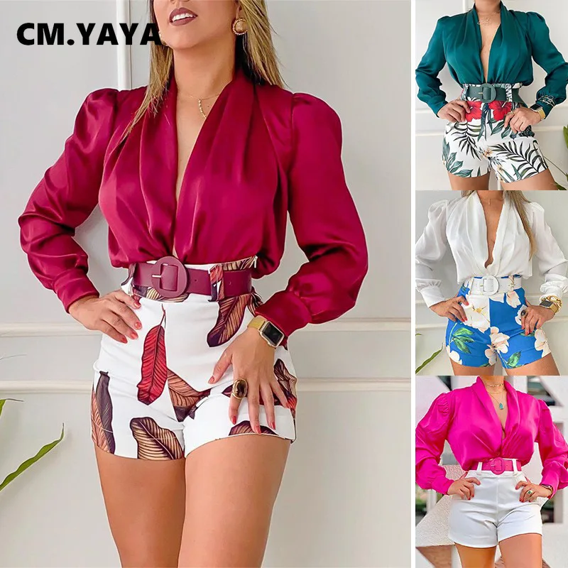 

Элегантный шикарный женский комплект CM.YAYA, Атласный топ с воротником-воланом и шорты с поясом, спортивный костюм 2022, пляжный комплект из дву...