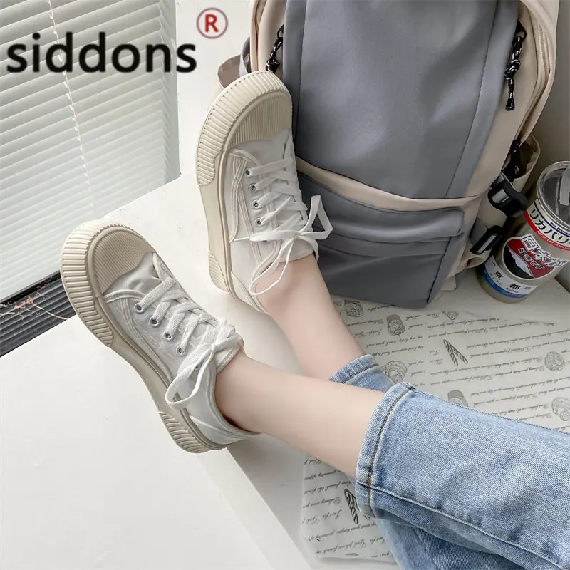 2023 Black and white lace-up low top canvas shoes classic round head thick soled women's canvas shoes
