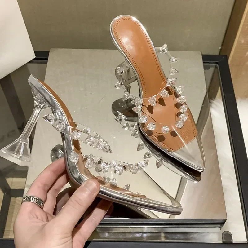 Женские туфли на каблуке с заклепками