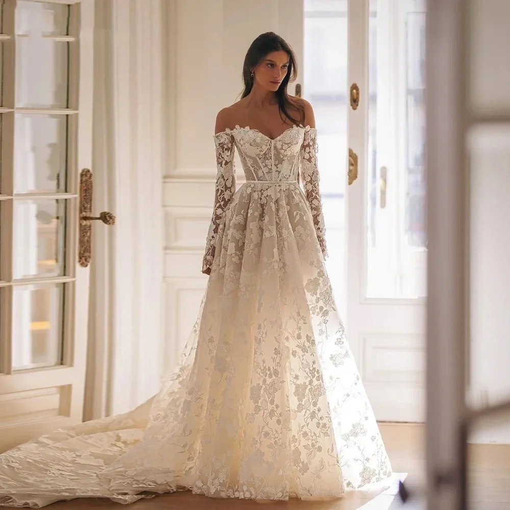 Фото Свадебное платье А-силуэта с открытыми плечами, длинными рукавами и вырезом в форме сердца, с очаровательной кружевной аппликацией, на заказ №1