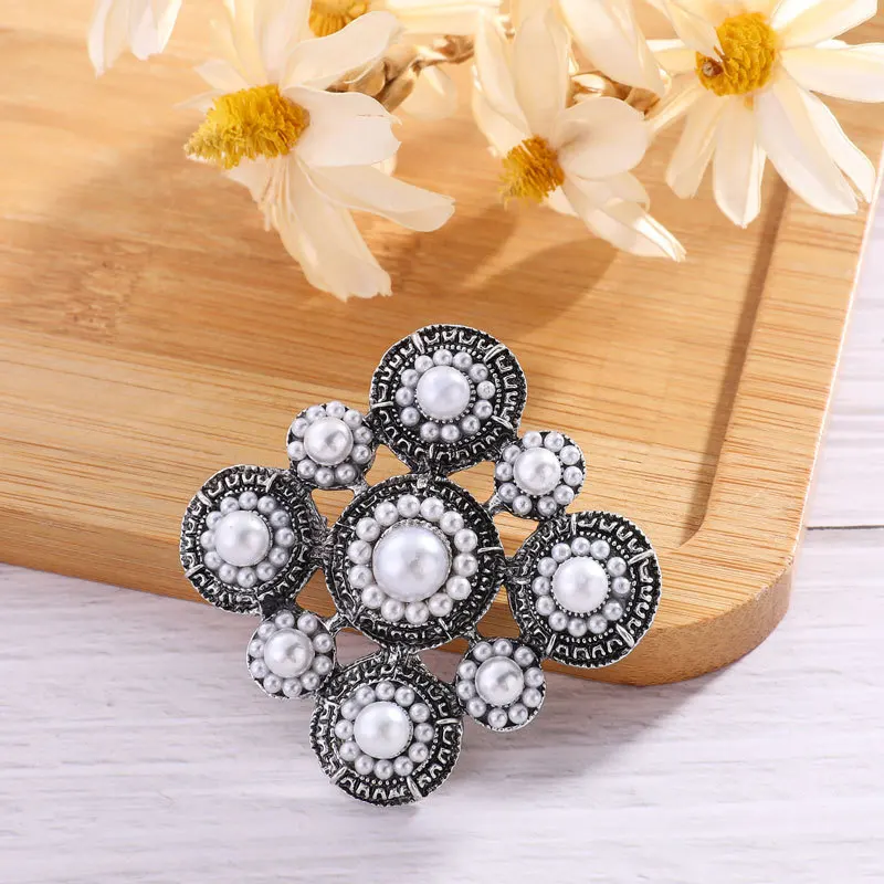 

Western Vintage Pearl Brooch Woman Simple Literary Round Corsage Vintage Baroque Collar Pin Clothing Accessories Safety Pins
