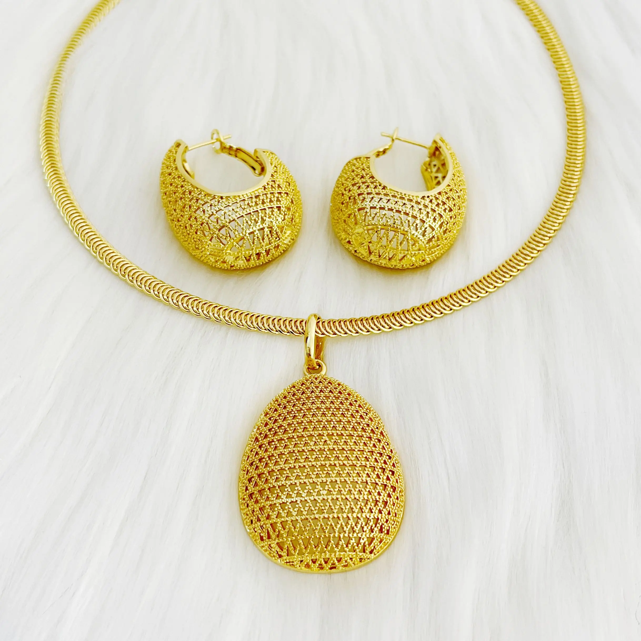 Комплект из колье и серёг золотистого цвета |