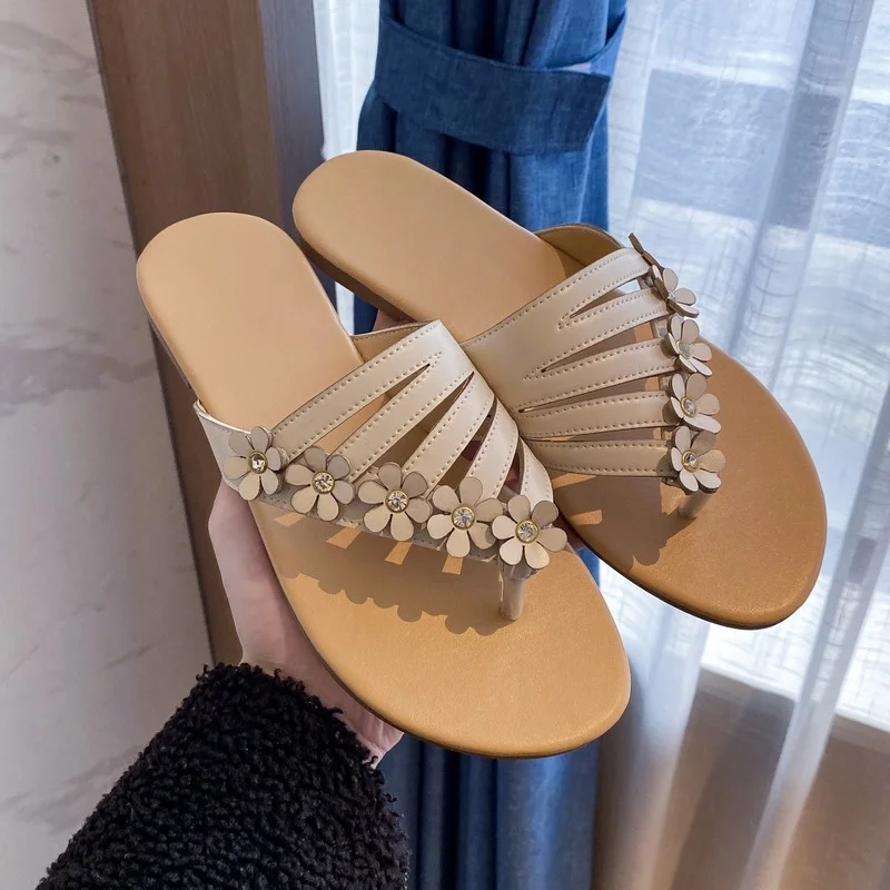 

Europe and The United States New Herringbone Flower Flat Slippers Women Fashion Round Head Outer Wear Beach Sandals Women's 2022