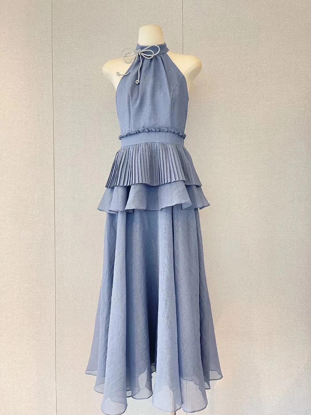 

The new bow dress with diamond ornaments