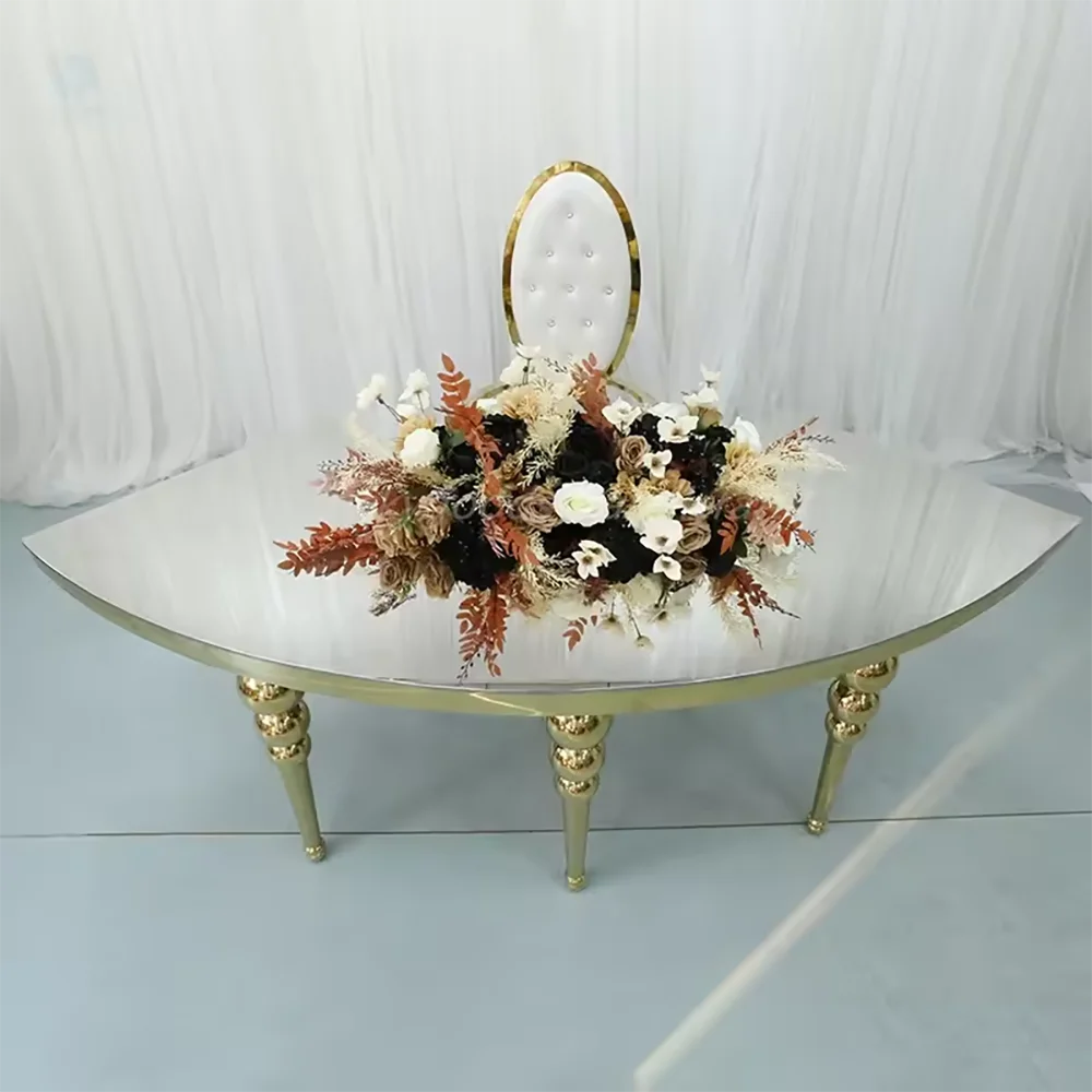 Круглый стеклянный стол для свадьбы в форме сердца