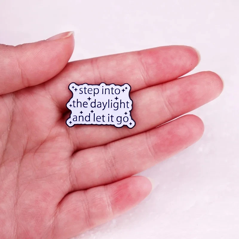 Зайдите в дневное время и вставьте него эмалированные булавки значки нагрудные