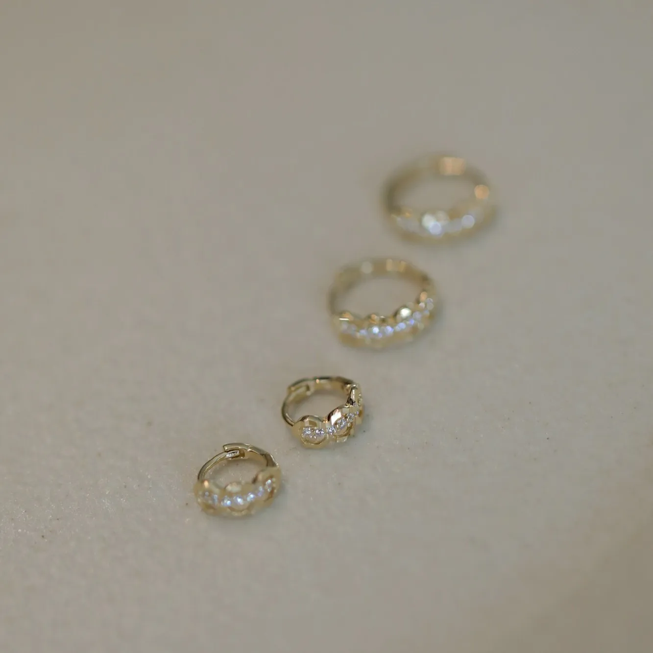 Фото Серьги-кольца из стерлингового серебра 925 пробы с позолотой 14K и кубическим цирконием, гипоаллергенные, для женщин №5