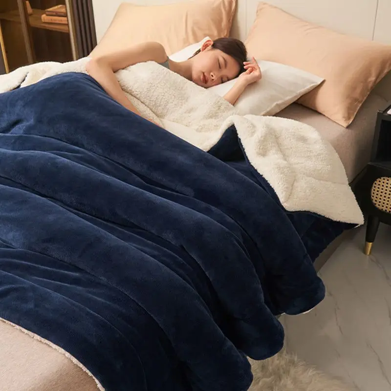 Двухслойное утолщенное плюшевое одеяло из ягненка