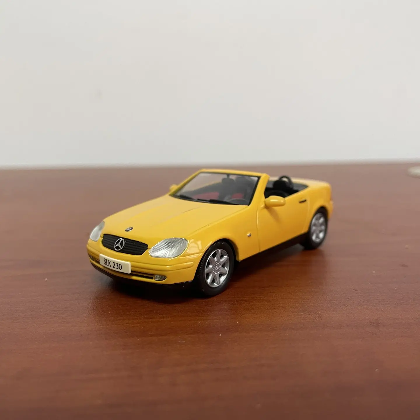 Фото Модель автомобиля HERPA 1:43, литая под давлением, из сплава, Mercedes-Benz SLK230 R170, кабриолет, классическая ностальгическая модель, подарок для взрослых, сувенир, статическая модель для демонстрации №1
