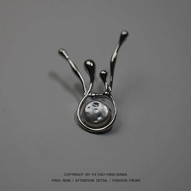

Bored wear a drop of spray! Cool earrings