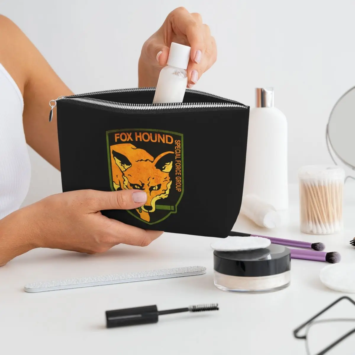Фото ー METAL GEAR SOLID ー Fox Hound Rust Logo Женские косметички Дорожный органайзер для макияжа Чехол для хранения туалетных принадлежностей Dopp Kit Case №1