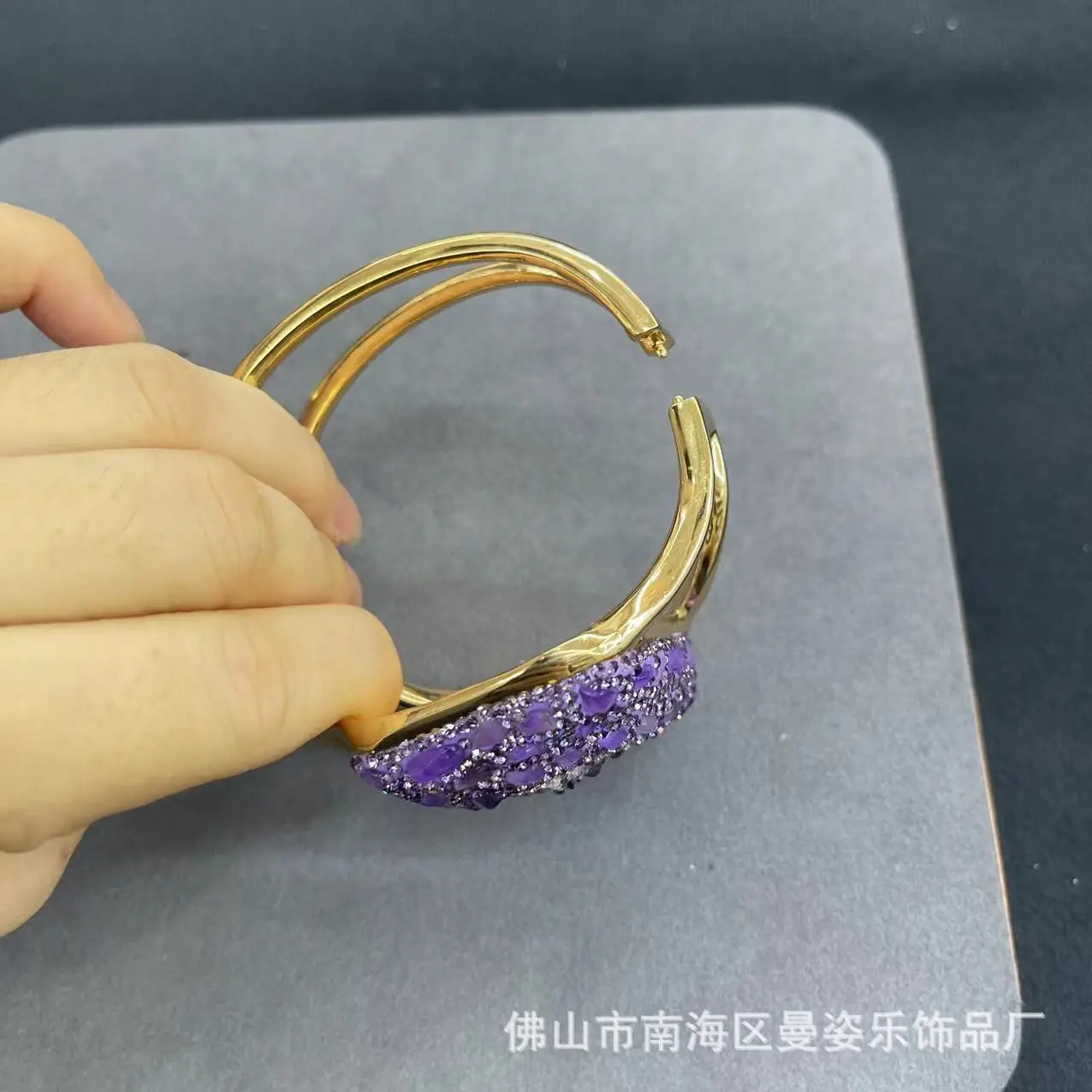 Натуральный ургуйский аметист инкрустированный фиолетовым гравия большой