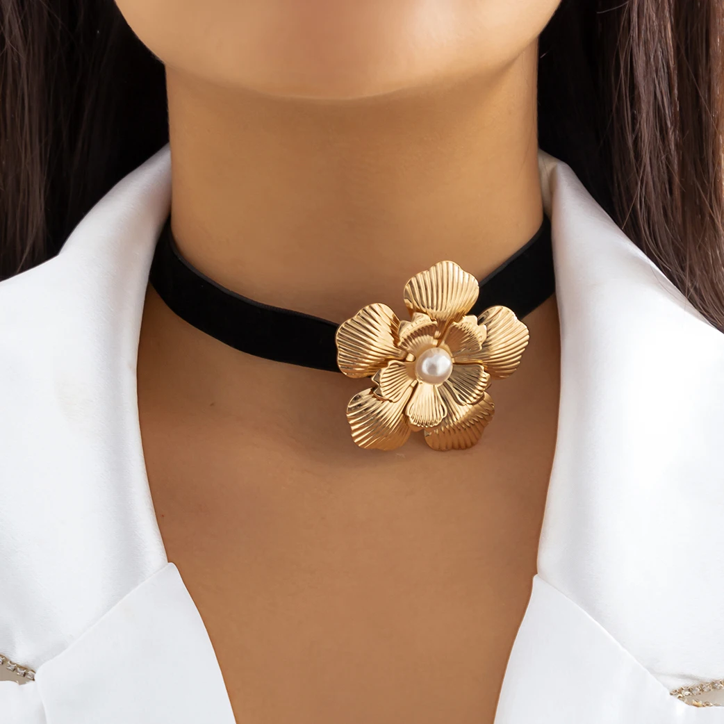 

Ccbodily Goth Elegant Black Korean Velvet Rose Flower Choker Necklace for Women Vintage Clavicle Chain Wed Accessories Jewelry