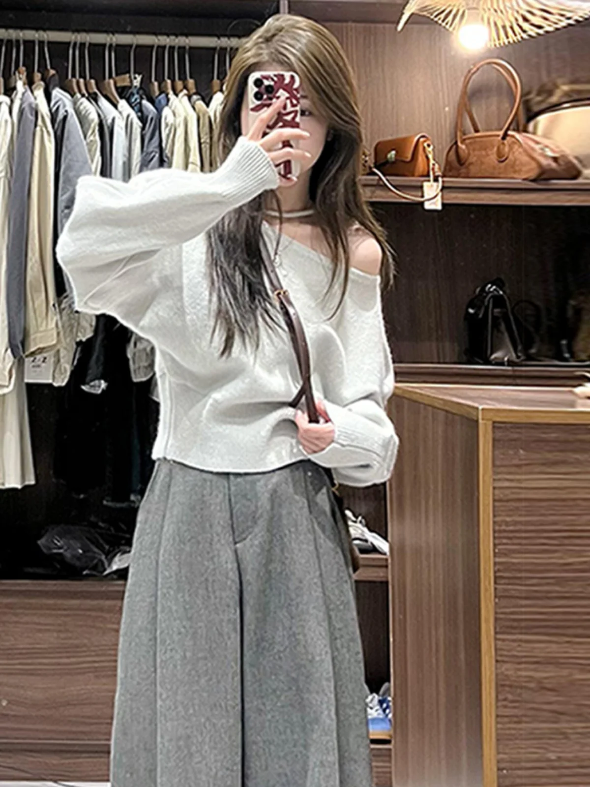 Белый вязаный свитер с открытыми плечами и наклонными плечами. Женский 2024.