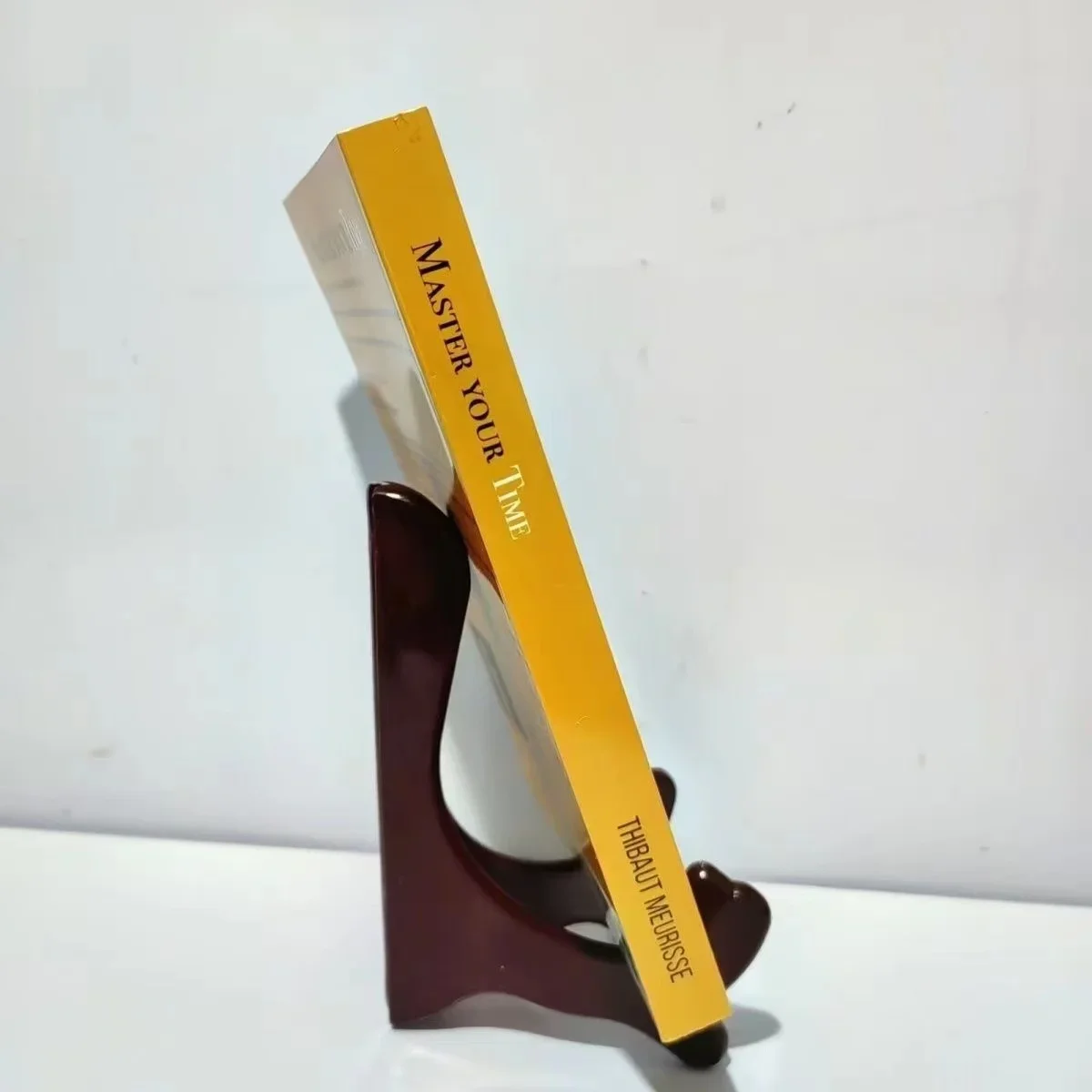 Книга с вдохновляющей литературой для управления эмоциями овластите свое время
