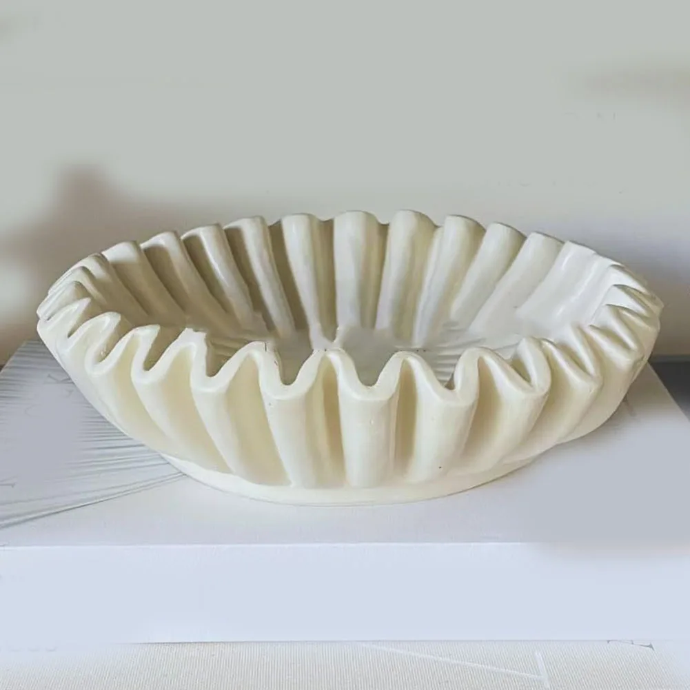 Декоративная чаша с уникальным рифленым дизайном добавляет элегантность и