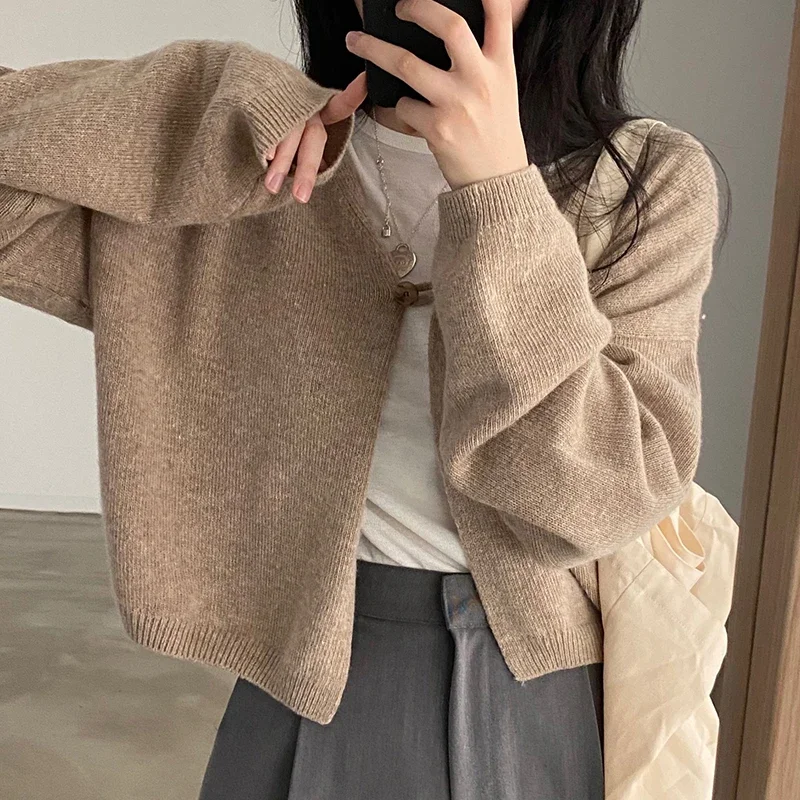 Простой однотонный вязаный кардиган с длинными рукавами и v-образным вырезом