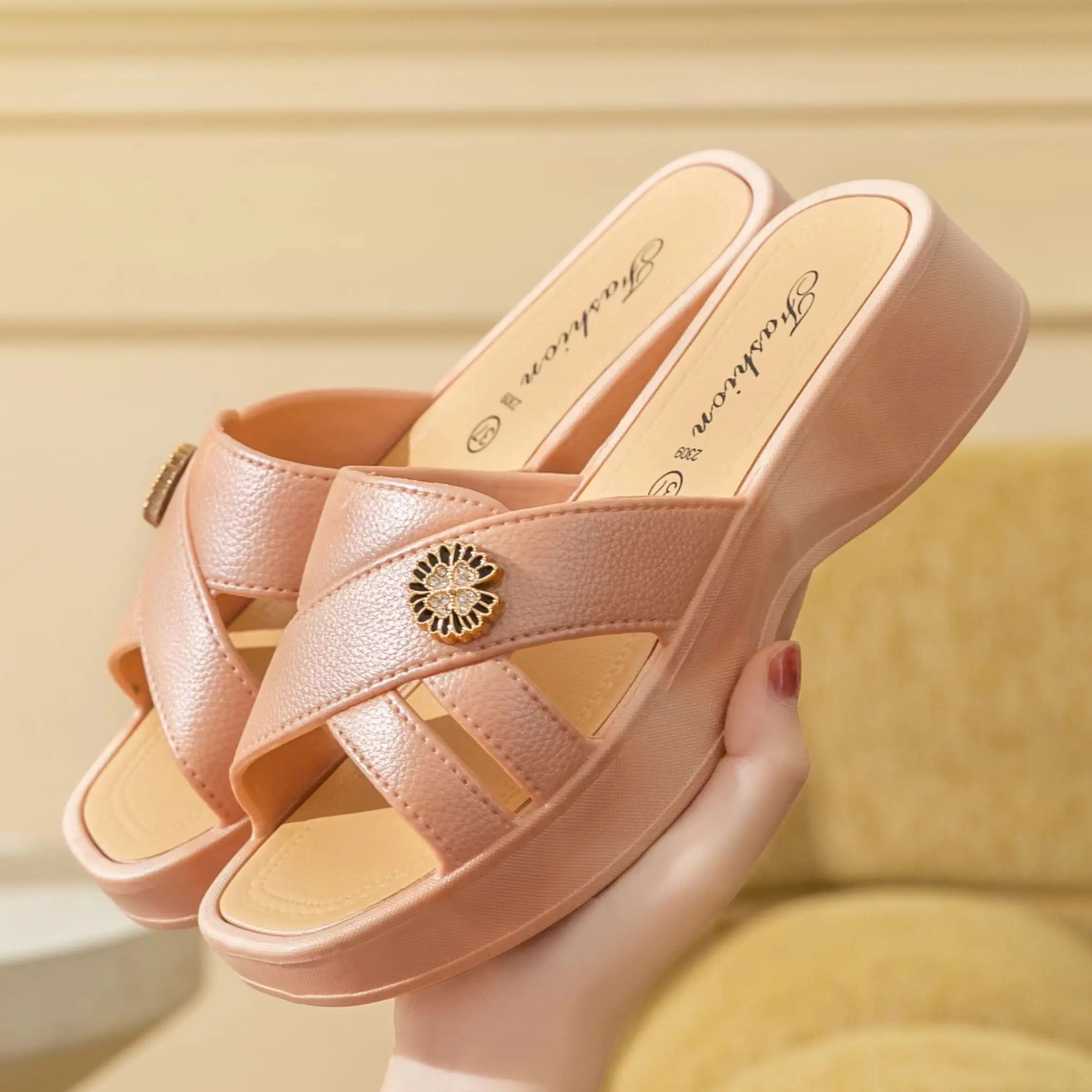 Женские летние тапочки с вырезами на одном слове толстая подошва Нескользящие