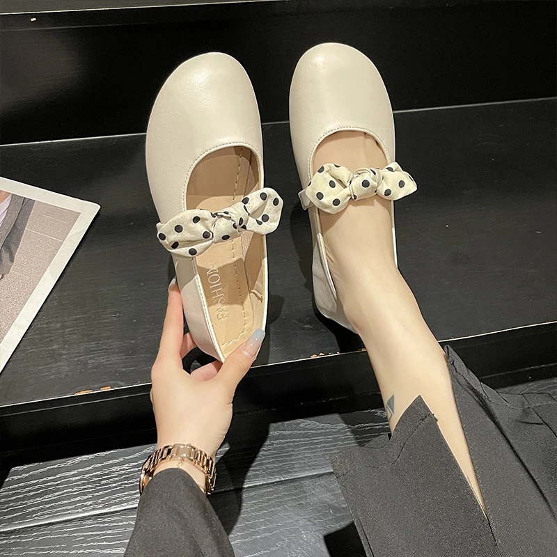 

Женские туфли с круглым носком, Осенние повседневные женские кроссовки с закрытым носком и бантом на плоской подошве, новое осеннее удобное...
